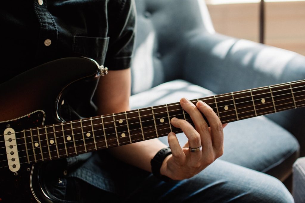 Der erste Schritt zum Gitarre spielen lernen